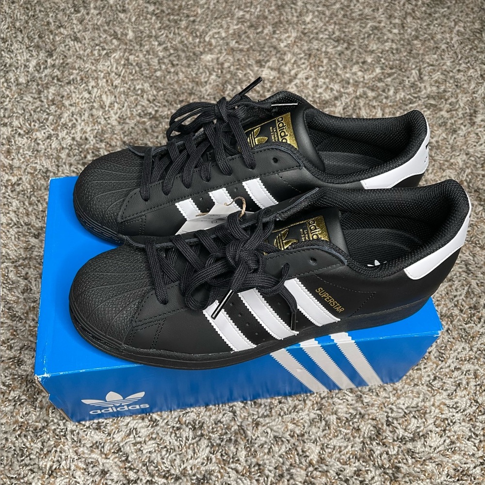 Men’s Adidas Superstar sneakers size 9.5 Black/White